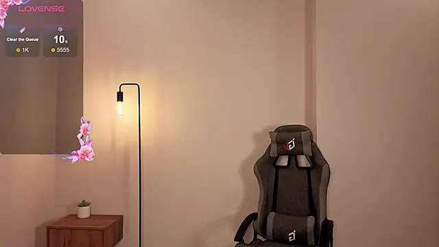 Frences Eyes online show from November 8, 1:33 pm