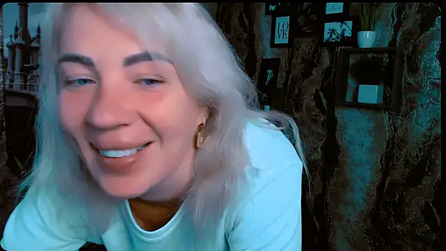 Snapshot of EmmaCat_ chatting on October 2, 5:03 am EmmaCat online show from October 2, 5:03 am