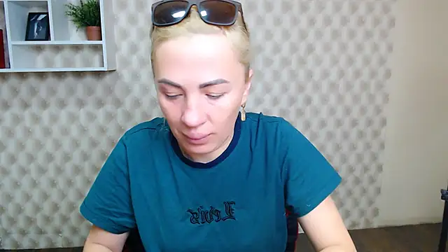 Snapshot of EmmaCat_ chatting on October 4, 4:32 am EmmaCat online show from October 4, 4:32 am