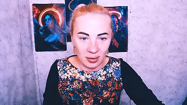 Snapshot of EmmaCat_ chatting on October 7, 4:09 am EmmaCat online show from October 7, 4:09 am