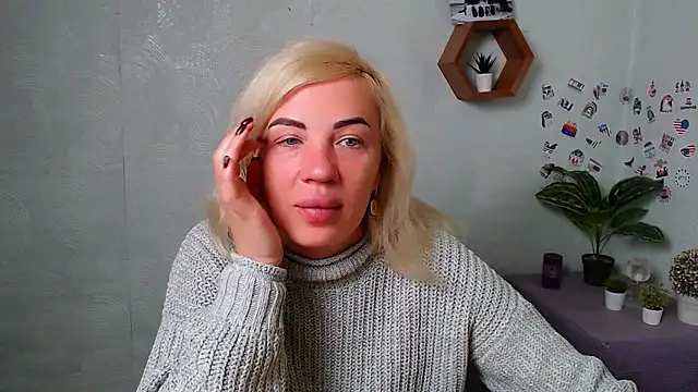 Snapshot of EmmaCat_ chatting on October 10, 4:00 am EmmaCat online show from October 10, 4:00 am