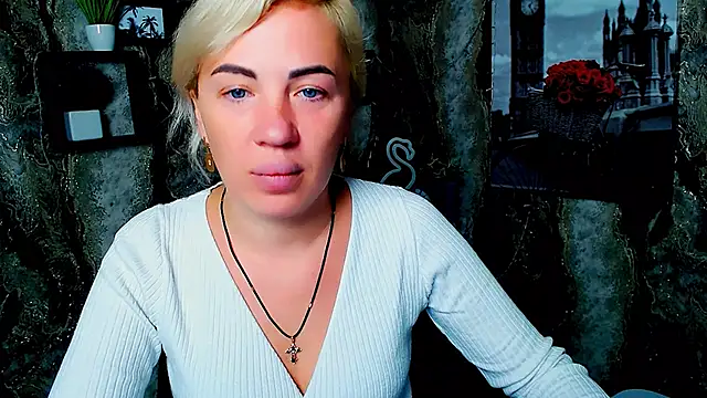 Snapshot of EmmaCat_ chatting on October 12, 5:06 am EmmaCat online show from October 12, 5:06 am