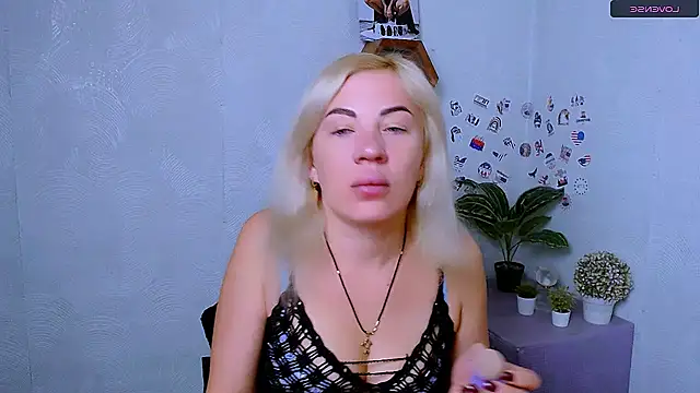 Snapshot of EmmaCat_ chatting on October 16, 4:13 am EmmaCat online show from October 16, 4:13 am