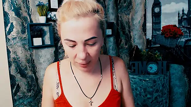 Snapshot of EmmaCat_ chatting on October 17, 5:21 am EmmaCat online show from October 17, 5:21 am