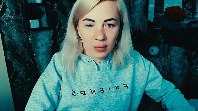 Snapshot of EmmaCat_ chatting on October 27, 6:28 am EmmaCat online show from October 27, 6:28 am