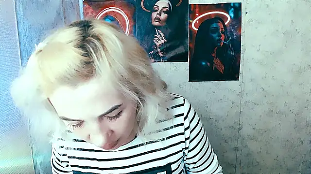 Snapshot of EmmaCat_ chatting on November 1, 7:32 am EmmaCat online show from November 1, 7:32 am