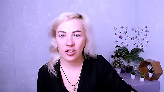 Snapshot of EmmaCat_ chatting on November 5, 4:45 am EmmaCat online show from November 5, 4:45 am