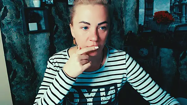 Snapshot of EmmaCat_ chatting on November 10, 5:06 am EmmaCat online show from November 10, 5:06 am