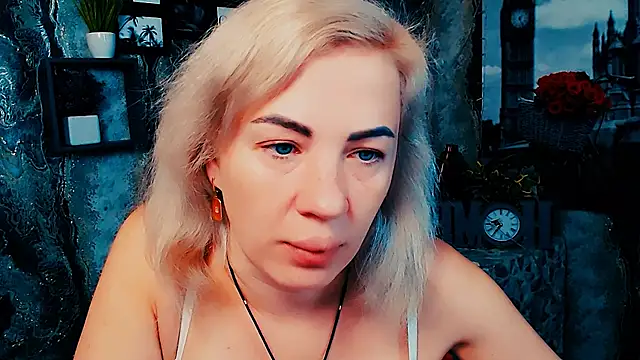 Snapshot of EmmaCat_ chatting on November 13, 6:56 am EmmaCat online show from November 13, 6:56 am