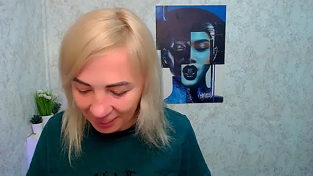 Snapshot of EmmaCat_ chatting on November 14, 5:28 am EmmaCat online show from November 14, 5:28 am