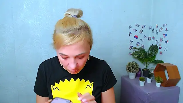 Snapshot of EmmaCat_ chatting on December 3, 6:10 am EmmaCat online show from December 3, 6:10 am