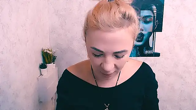 Snapshot of EmmaCat_ chatting on December 4, 6:55 am EmmaCat online show from December 4, 6:55 am