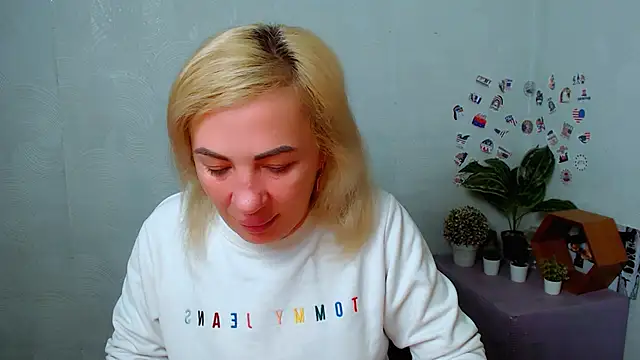 Snapshot of EmmaCat_ chatting on December 16, 5:23 am EmmaCat online show from December 16, 5:23 am