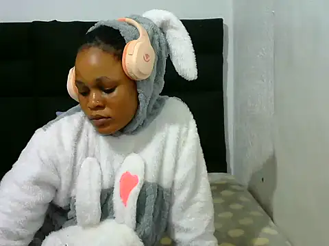 Snapshot of BlondieBitch chatting on May 7, 5:24 am BlondieBitch online show from May 7, 5:24 am