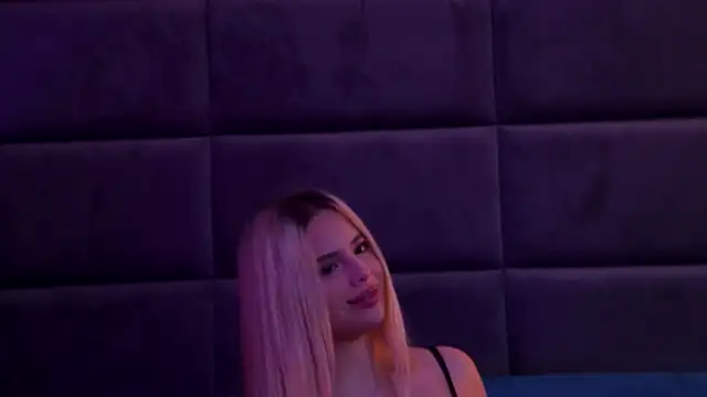 Snapshot of YssabelFox chatting on November 15, 3:52 pm YssabelFox online show from November 15, 3:52 pm