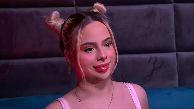 Snapshot of YssabelFox chatting on December 4, 2:15 pm YssabelFox online show from December 4, 2:15 pm