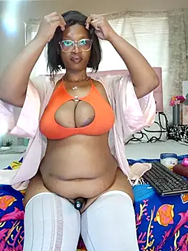 Snapshot of YummyChocTits chatting on October 7, 9:39 am YummyChocTits online show from October 7, 9:39 am