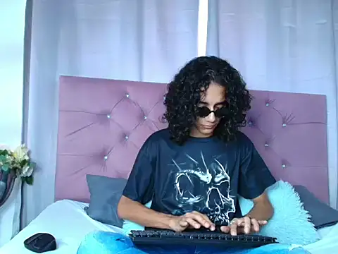 Snapshot of EthanBlackwoodd chatting on September 29, 7:40 pm EthanBlackwoodd online show from September 29, 7:40 pm