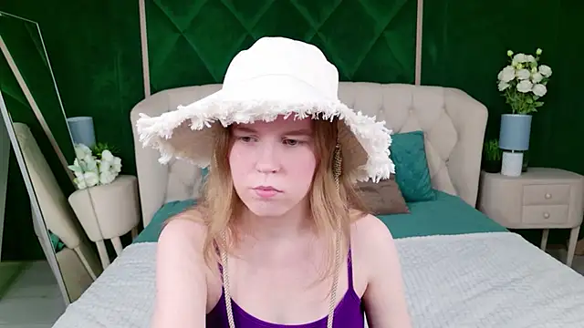 Snapshot of Alida_Brice chatting on May 4, 5:42 pm Alida Brice online show from May 4, 5:42 pm