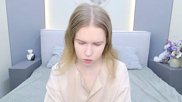 Snapshot of Alida_Brice chatting on May 12, 5:26 am Alida Brice online show from May 12, 5:26 am
