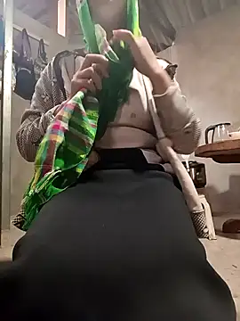 Snapshot of -Miu-98 chatting on December 16, 12:04 am -Miu-98 online show from December 16, 12:04 am