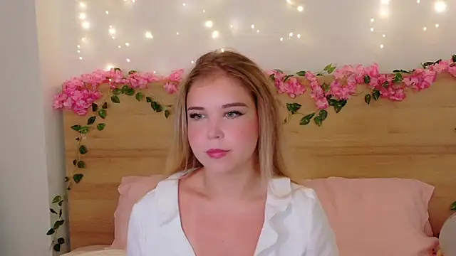 Lilith Bonheur online show from October 6, 8:17 pm