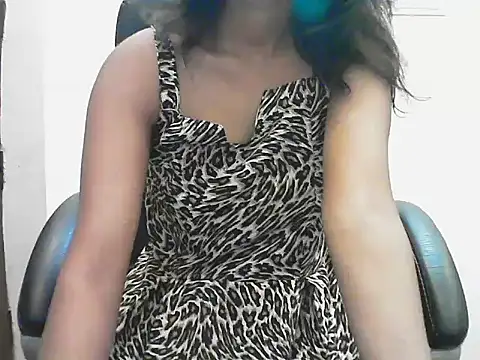 short girl  online show from May 25, 4:46 pm