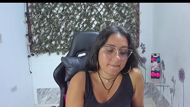 Snapshot of Luna021_1 chatting on November 7, 7:47 pm Luna021 1 online show from November 7, 7:47 pm