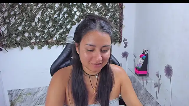 Snapshot of Luna021_1 chatting on November 28, 7:49 pm Luna021 1 online show from November 28, 7:49 pm