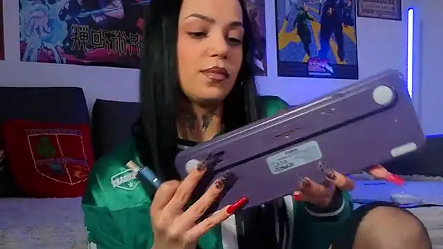 Snapshot of KiraQuinn1 chatting on December 22, 5:43 pm KiraQuinn1 online show from December 22, 5:43 pm