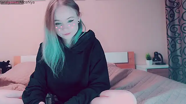 Snapshot of AliceNya_cute chatting on October 5, 4:00 am AliceNya cute online show from October 5, 4:00 am