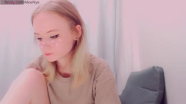 Snapshot of AliceNya_cute chatting on December 15, 4:28 am AliceNya cute online show from December 15, 4:28 am