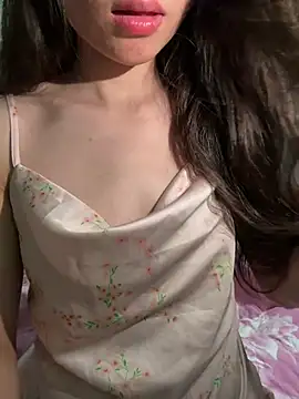 Snapshot of Bella_sexy98 chatting on May 18, 3:07 pm Bella sexy98 online show from May 18, 3:07 pm