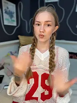 Snapshot of MilaMoone chatting on June 14, 12:07 pm MilaMoone online show from June 14, 12:07 pm