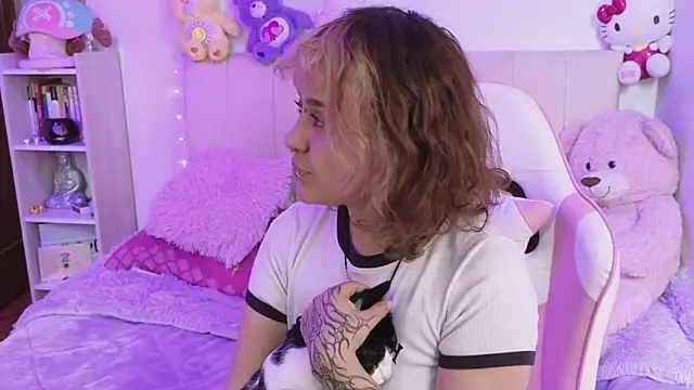 Snapshot of NekoWaifu chatting on May 6, 2:22 pm NekoWaifu online show from May 6, 2:22 pm