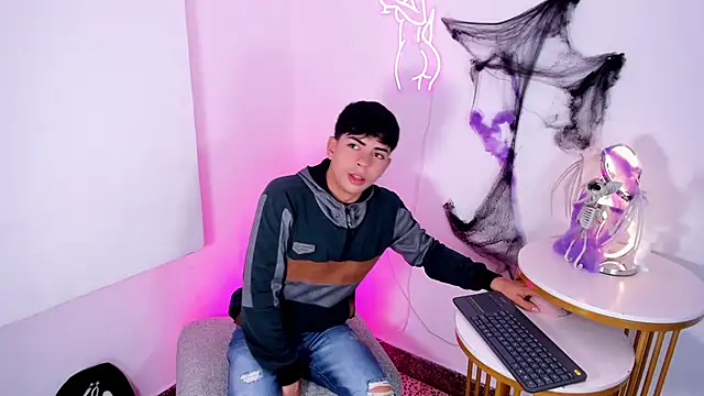 Snapshot of Peter_chase chatting on October 22, 7:46 pm Peter chase online show from October 22, 7:46 pm