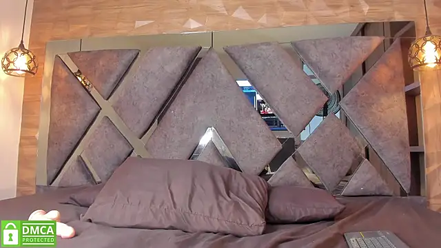 Snapshot of Scarlet__Jones_ chatting on November 19, 10:10 pm Scarlet Jones online show from November 19, 10:10 pm