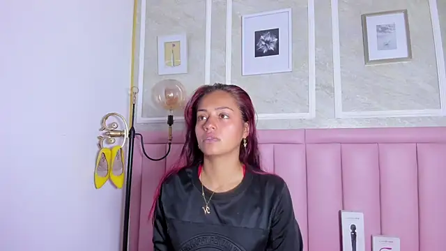 HoollyHendrix online show from January 12, 8:25 pm