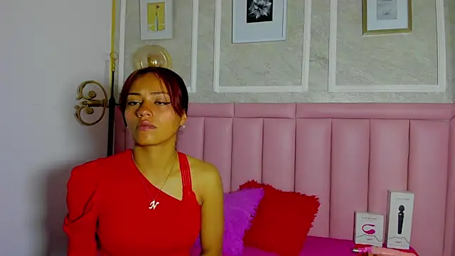 HoollyHendrix online show from January 15, 8:45 pm