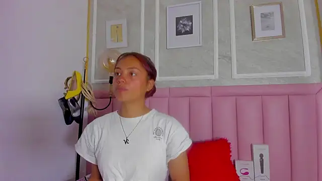 HoollyHendrix online show from February 19, 8:38 pm