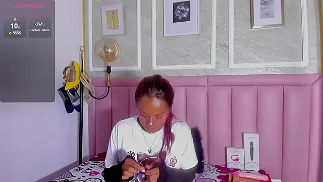 HoollyHendrix online show from February 20, 9:04 pm