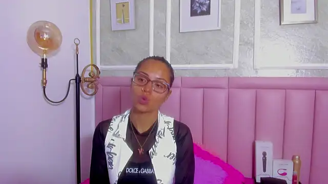 HoollyHendrix online show from March 10, 12:43 pm