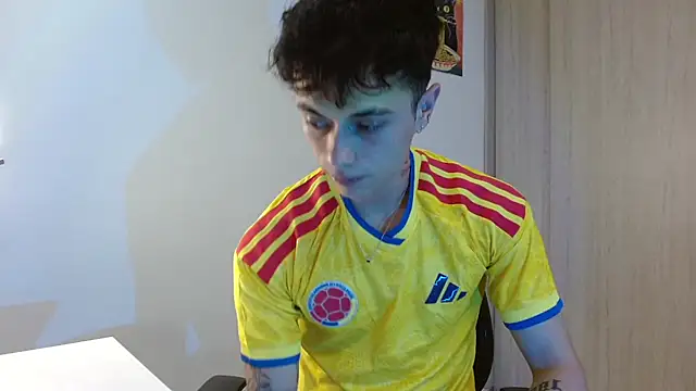 Snapshot of jaico_santos chatting on August 6, 11:17 pm jaico santos online show from August 6, 11:17 pm
