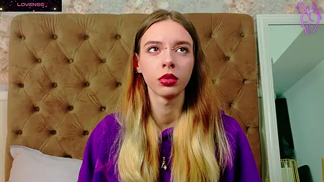 Snapshot of CoraVex chatting on December 4, 5:06 am CoraVex online show from December 4, 5:06 am