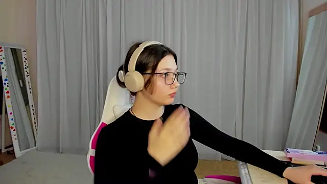 Snapshot of CarolKitty chatting on November 3, 8:15 am CarolKitty online show from November 3, 8:15 am