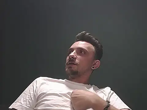 Snapshot of guesswhatbitch chatting on October 3, 7:44 pm guesswhatbitch online show from October 3, 7:44 pm