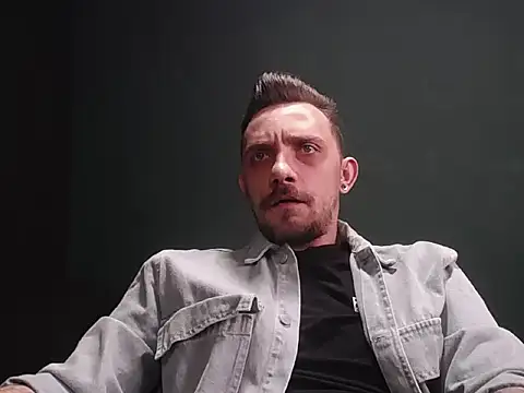 Snapshot of guesswhatbitch chatting on November 8, 10:37 am guesswhatbitch online show from November 8, 10:37 am