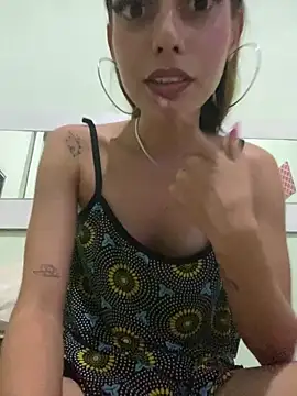 loirinhaaa online show from February 1, 2:43 am