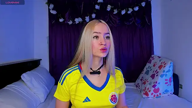 Shairaclark  online show from June 18, 2:23 am