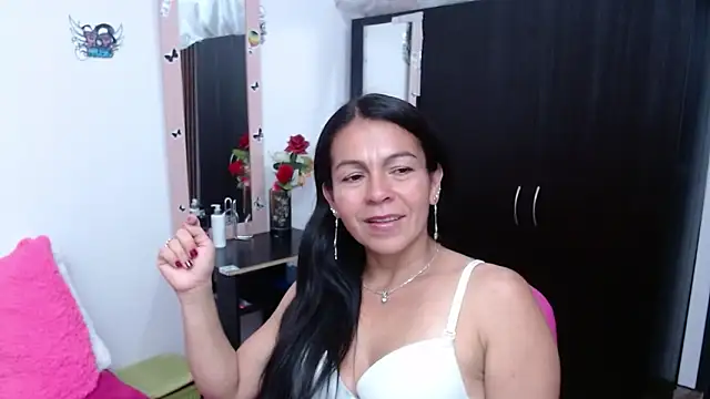 camilavargas  online show from October 12, 11:04 pm